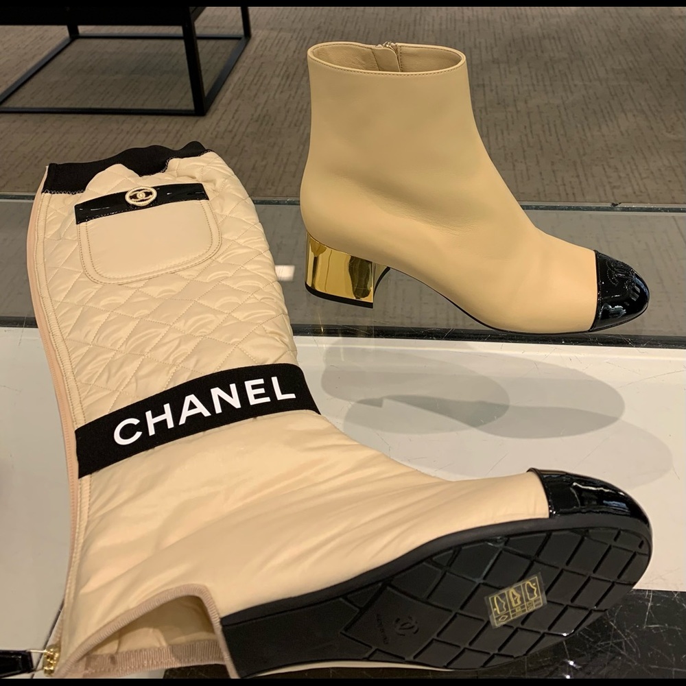 Chanel boots 37.5 sold out in the US. Cream color.